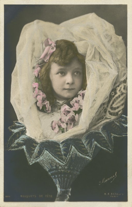 Mädchen in einer Blume von French Photographer