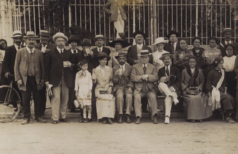 Große französische Familiengruppe von French Photographer