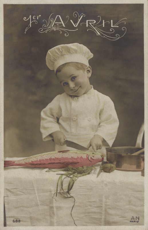 Kleiner Junge kocht einen Fisch von French Photographer
