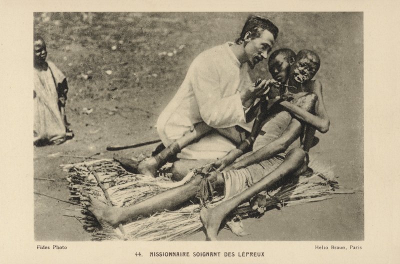Missionar kümmert sich um Leprakranke von French Photographer