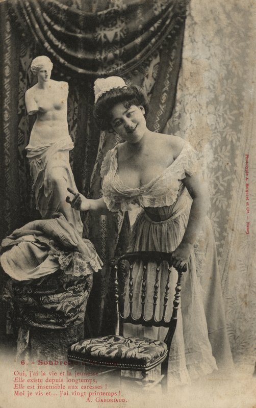 Frau mit Venus De Milo Statue von French Photographer