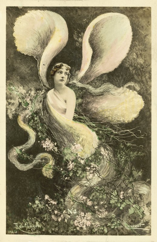Frau als Schmetterling verkleidet von French School
