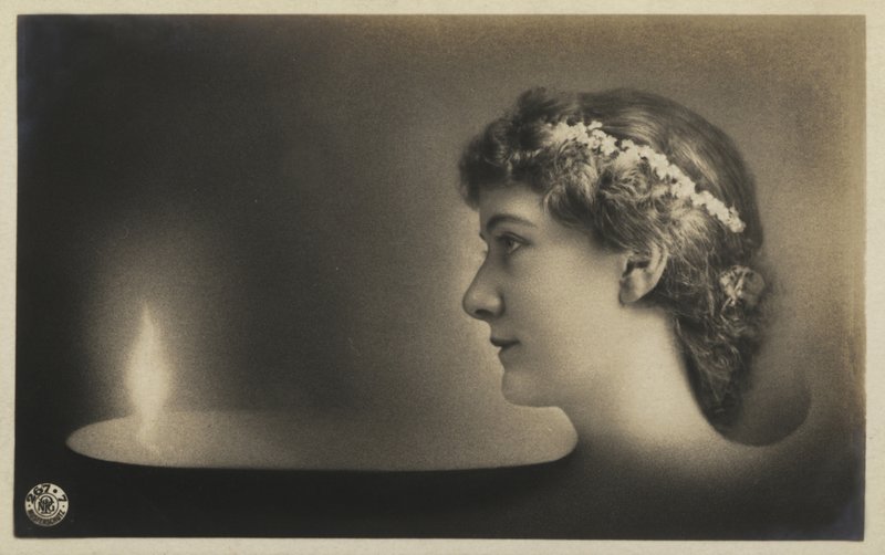 Mädchen mit einer Flamme von German School