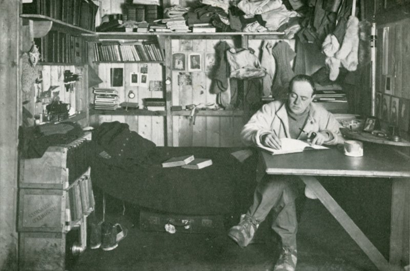 Kapitän Scott schreibt in sein Tagebuch von Herbert Ponting