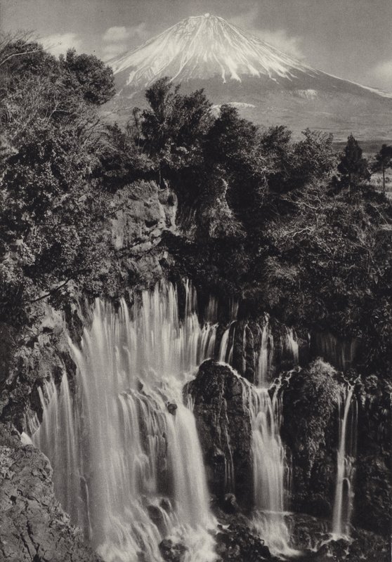 Japan in den 1920er Jahren: Shiraito-Wasserfall von Herbert Ponting