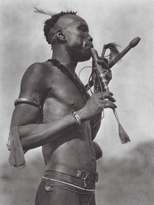 Afrika: Niambara-Flötenspieler von Hugo Adolf Bernatzik