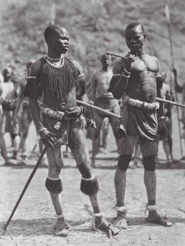 Afrika: Nuba-Rasseltänzer von Hugo Adolf Bernatzik