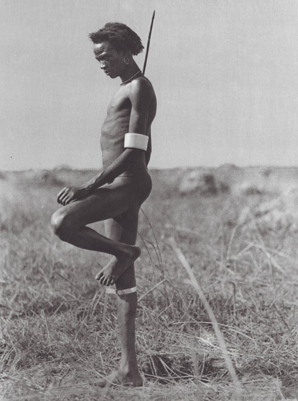 Afrika: Nuer, Ruheposition von Hugo Adolf Bernatzik