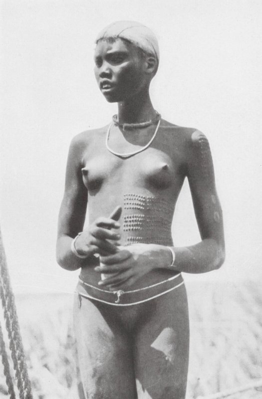 Nuer-Mädchen von Hugo Adolf Bernatzik