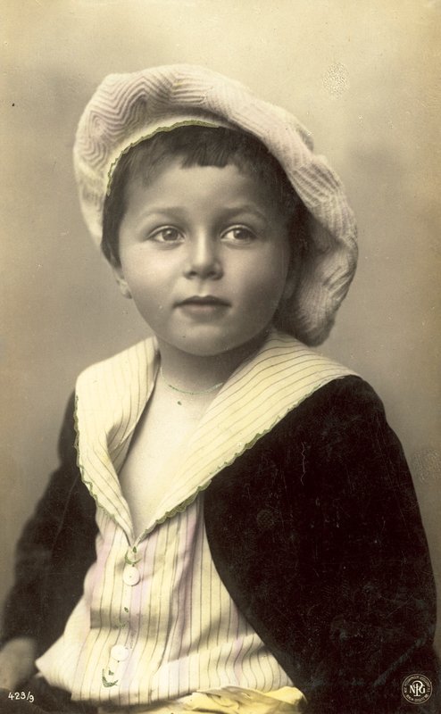 Niedlicher Junge mit Schlapphut von Italian Photographer