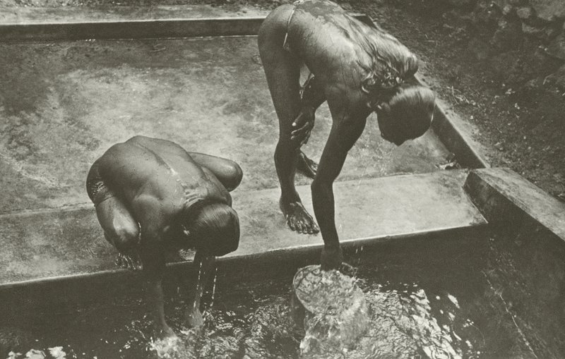 Am Brunnen von Lionel Wendt