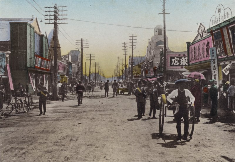 Japan, ca. 1912: Theaterstraße, Yokohama von Photographer Japanese