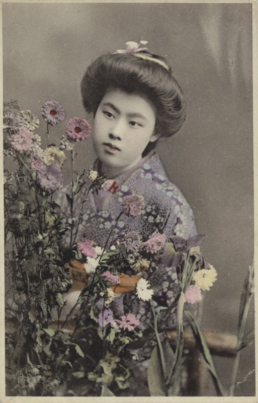 Japanisches Mädchen mit Blumen von Photographer Japanese