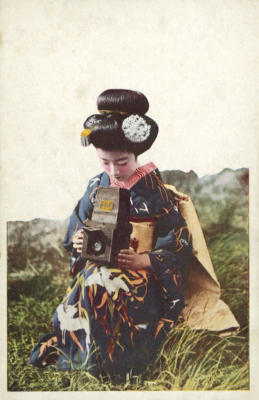 Japanische Frau in traditioneller Kleidung von Photographer Japanese